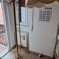 Lampada e attaccapanni in ottone antichi