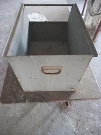 Casse in ferro vintage industriali