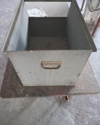Casse in ferro vintage industriali