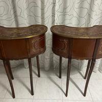 Coppia di eleganti consolle in stile antico