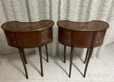 Coppia di eleganti consolle in stile antico