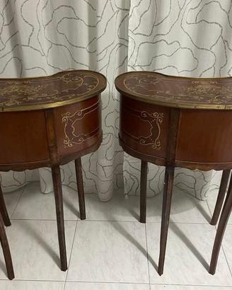 Coppia di eleganti consolle in stile antico