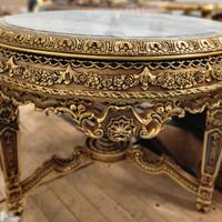 Tavolo rotondo con foglia d'oro