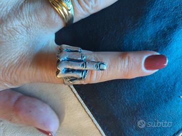 Anello con dito medio