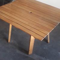 Tavolo in legno da giardino