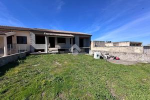 VILLA A SCHIERA A OSSI