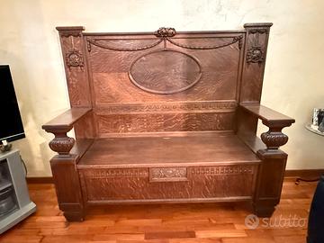 Cassapanca in legno con contenitore e sedie