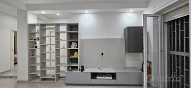 Parete attrezzata con libreria e mobile moderno