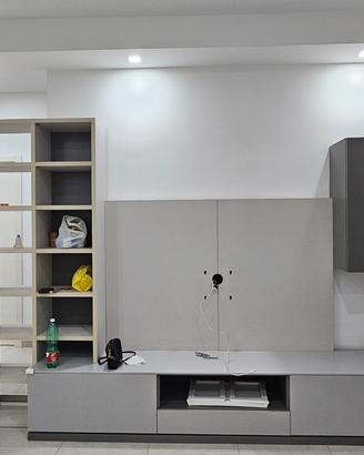 Parete attrezzata con libreria e mobile moderno