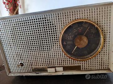 Proiettore e radio d’epoca da collezionisti