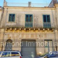 Palazzo storico su tre livelli a piedimonte etneo