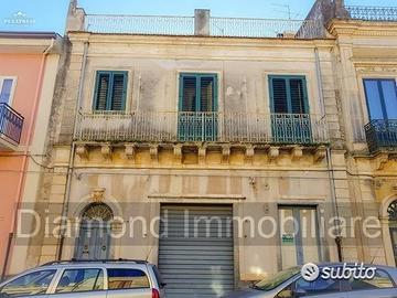 Palazzo storico su tre livelli a piedimonte etneo