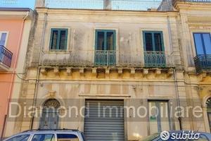Palazzo storico su tre livelli a piedimonte etneo