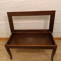 tavolino con anta e spazio espositivo 