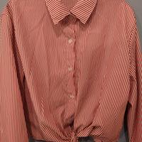 camicia a righe bianca e rossa