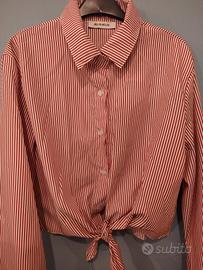 camicia a righe bianca e rossa