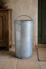 Vecchio bidone/contenitore cilindrico in lamiera