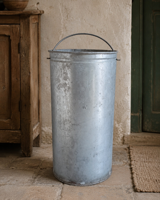 Vecchio bidone/contenitore cilindrico in lamiera