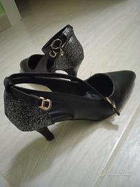 scarpe con tacco e brillantini sul retro 