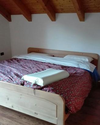 Letto 2 piazze e mezzo,legno massiccio