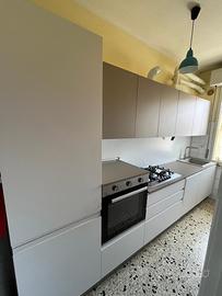 Cucina completa di elettrodomestici. Anno 2024