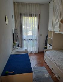 Cameretta 2 letti con armadi a ponte profondi