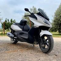 Scooter Kymco Downtown 300i pronto all’uso