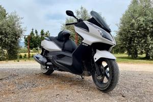 Scooter Kymco Downtown 300i pronto all’uso