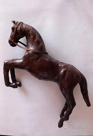 Scultura cavallo rivestita in cuoio 