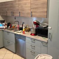 Cucina con elettrodomestici