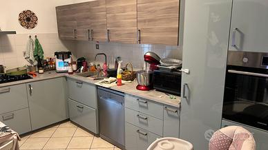 Cucina con elettrodomestici