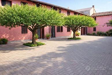 Casa indipendente di 462 m² con più di 5 locali a 