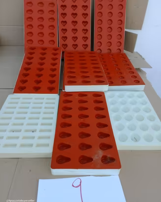 stampi in silicone rosso per pasticceria e cioccol