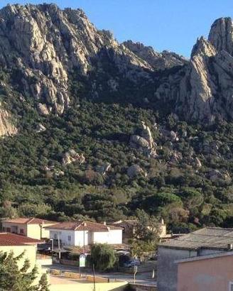 Olbia, Loc. San Pantaleo, villa con giardino