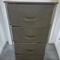 Cassettiera in legno con struttura in metallo