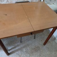 Cucina completa con tavolo