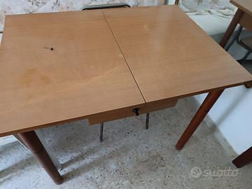 Cucina completa con tavolo