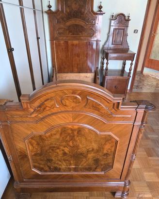 Letto antico con comodino