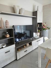 Soggiorno/Sala con tavolo e sedie