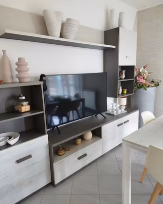 Soggiorno/Sala con tavolo e sedie