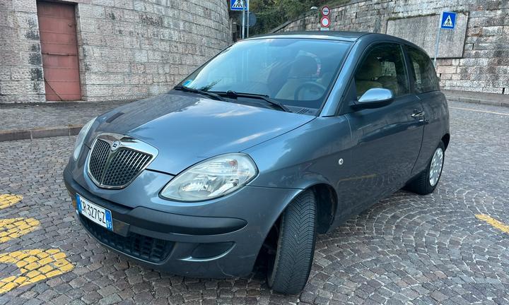 Lancia ypsilon 2004