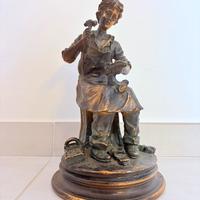 Statua d’epoca raffigurante un calzolaio
