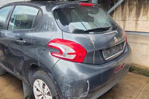 Peugeot 208 anno 2013 per ricambi 1.2 benzina 