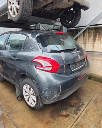 Peugeot 208 anno 2013 per ricambi 1.2 benzina 