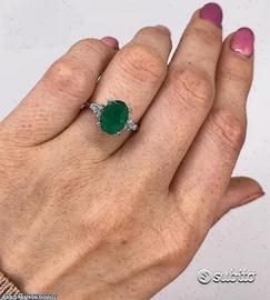 ANELLO ORO 18kt. DIAMANTI E SMERALDO OVALE