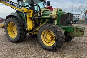 John Deere 6520. Con braccio decespugliatore