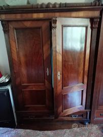 Grande armadio a due ante con radica a specchio