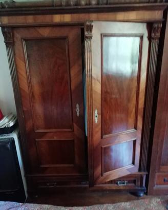 Grande armadio a due ante con radica a specchio