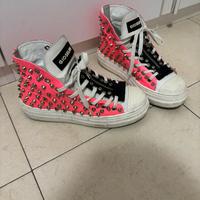Sneakers alta rosa neon e borchie