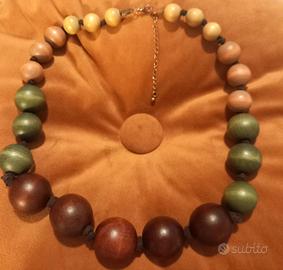 Collana artigianale con perle di legno colorate 